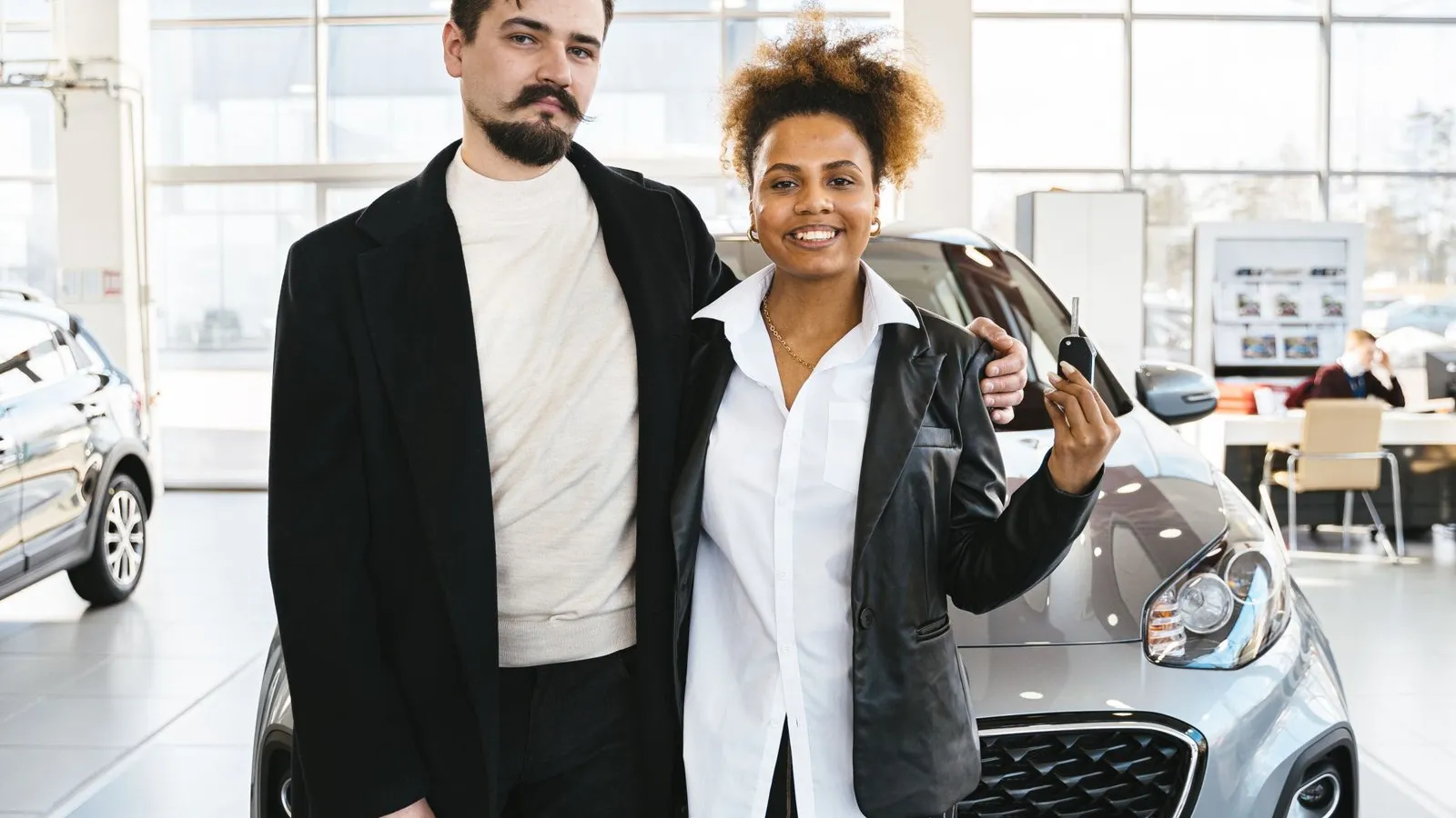 Écran lumineux d'un distributeur de billets en rue, main tenant une carte bancaire, photo réaliste.